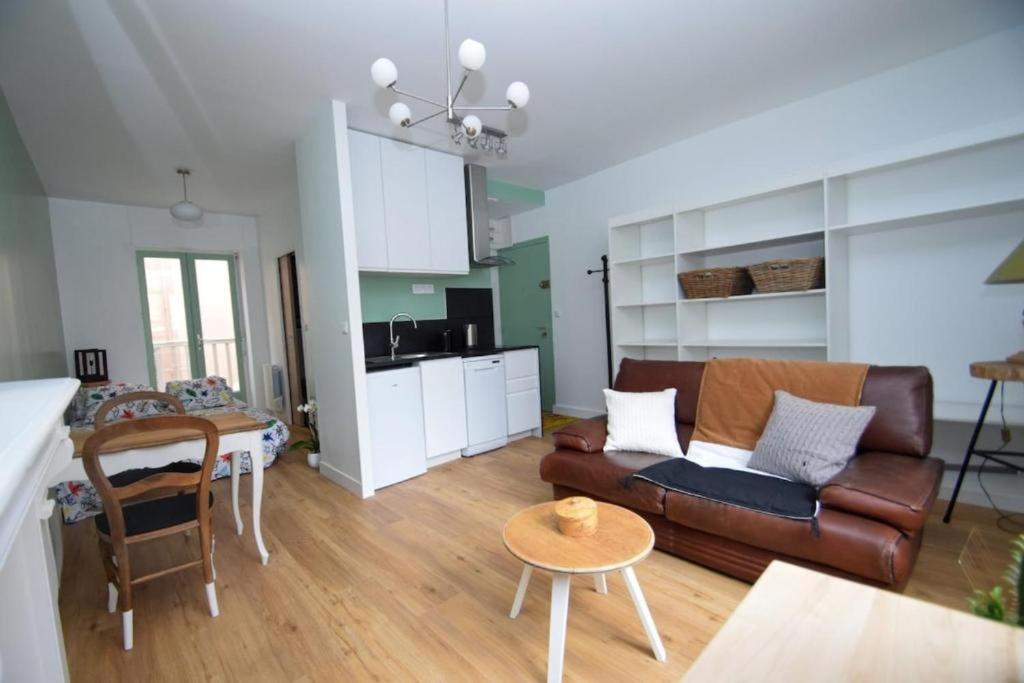 Appartement Entre Plage De L'Ecluse Et Place Du Marche Dinard Exteriör bild